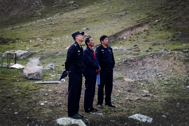 興?？h公安局治安大隊(duì)到銅鑫公司例行安全專項(xiàng)檢查